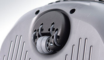 Передній ходовий ролик для маневреності пилососа Передній ходовий ролик обертається на 360 градусів, що дозволяє пилососу легко пересуватися