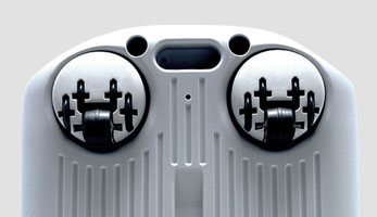 Передні ходові ролики EasyDrive для маневреності Передні ходові ролики EasyDrive обертаються на 360 градусів і забезпечують легкість пересування пилососа