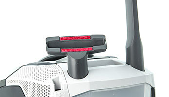 Маленькі насадки закріплені на корпусі Зручні гнізда на корпусі пилососа для насадки для м'яких меблів та щілинної насадки