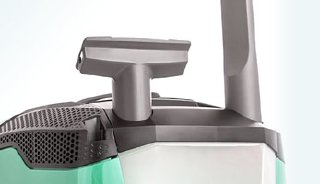 Multi Clean X10 Parquet, маленькі насадки закріплені на корпусі Multi Clean X10 Parquet, зручні гнізда на корпусі пилососа для насадки для м'яких меблів та щілинної насадки