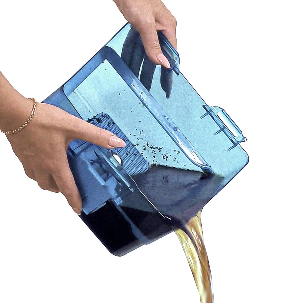 Водяний фільтр THOMAS AquaBOX, виливання брудної води з контейнера Водяний фільтр THOMAS AquaBOX, брудна вода з пилом та алергенами виливається з контейнера після прибирання