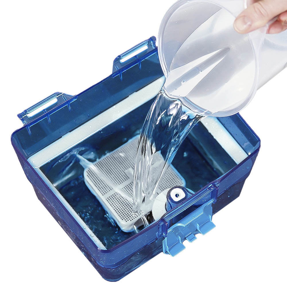 Водяний фільтр THOMAS AquaBOX, заливання чистої води в ємність Водяний фільтр THOMAS AquaBOX. Підготовка до прибирання - у бокс із встановленим на дні фільтром-сіткою заливається 1 л води