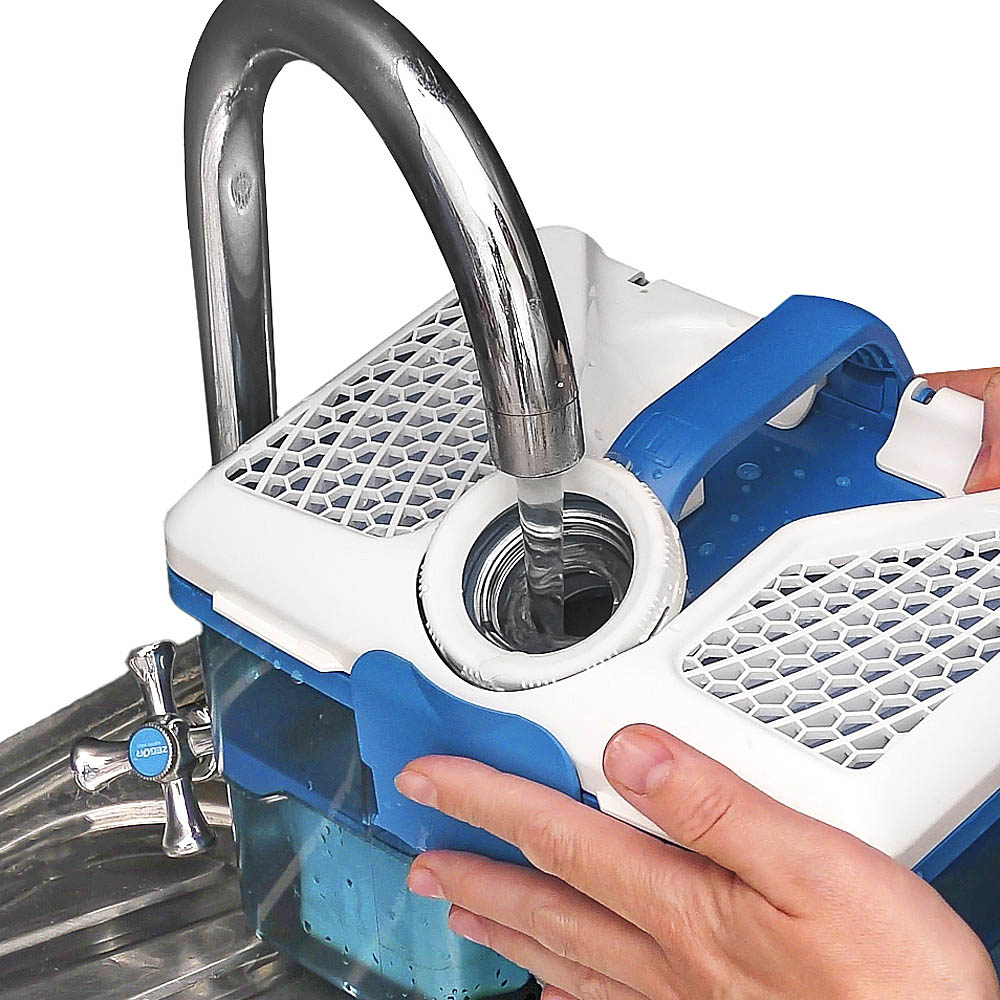 THOMAS AquaBOX, заливання води з крана через отвір кришки Водяний фільтр THOMAS AquaBOX. Вода заливається з крана в блакитний пластиковий контейнер через отвір у закритій кришці