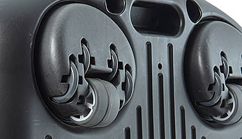 Передні ходові ролики EasyDrive для маневреності Передні ходові ролики EasyDrive обертаються на 360 градусів і забезпечують легкість пересування пилососа