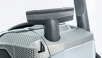 THOMAS Parkett Prestige XT, маленькі насадки закріплені на корпусі THOMAS Parkett Prestige XT, зручні гнізда на корпусі пилососа для насадки для м'яких меблів та щілинної насадки