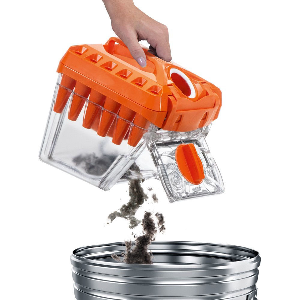 The process of ejecting debris from DryBOX filter over the bin Large debris is easily emptied from THOMAS DryBOX through the special opening. Hygienically, no contact with bad fine dust